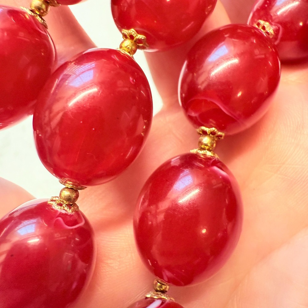 Vintage Chunky Beaded Necklace Cherry Red Lucite Marbled Swirl Beads 25" - Picture 2 of 5